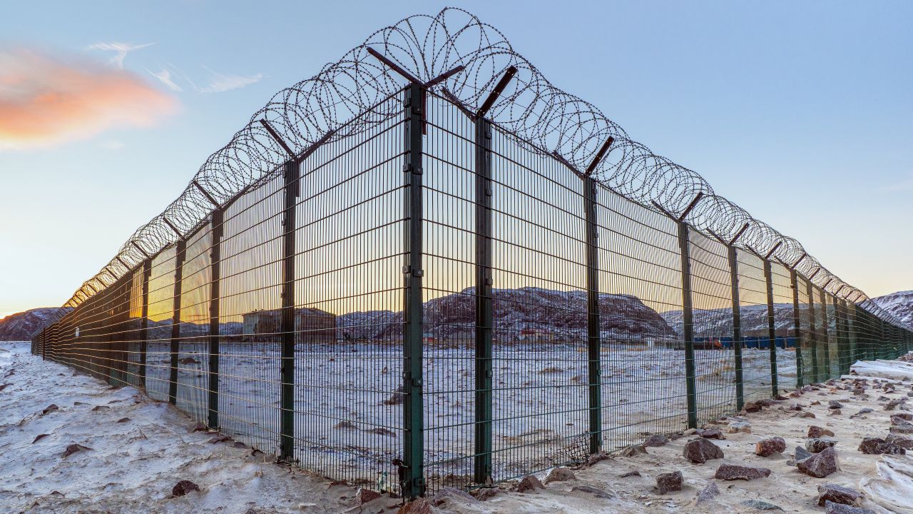 宇都宮隆 2009 SMALL NETWORK FENCE OF DEFENSE fence-construction.jpg
